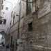 Il nostro viaggio comincia da strada San Giuseppe: sulla sinistra incontriamo l'arco d'ingresso della corte Notar Morea, il cui nome deriva dal notaio che vi dimor nel 700
